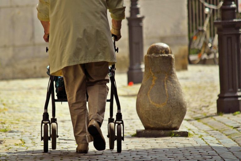 What factors determine correct body alignment while using a rollator walker